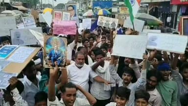 #दलसिंहसराय में पेपर लीक व लाठीचार्ज के खिलाफ उग्र प्रदर्शन,शिक्षा मंत्री के इस्तीफे की मांग तेज
#पेपर लीक प्रकरण और छात्रों-युवाओं पर हुए लाठीचार्ज के विरोध में शुक्रवार को ऑल इंडिया स्टूडेंट्स एसोसिएशन (आइसा) और बहुजन समाज के बैनर तले छात्र-युवाओं ने नगर में उग्र प्रदर्शन किया।
प्रदर्शनकारियों ने केंद्र सरकार और बीजेपी नेतृत्व पर परीक्षा व्यवस्था के साथ खिलवाड़ करने का आरोप लगाया तथा केंद्रीय शिक्षा मंत्री धर्मेंद्र प्रधान के तुरंत इस्तीफे की मांग की। महावीर चौक पर प्रदर्शन के दौरान अचानक मूसलाधार बारिश शुरू हो गई, लेकिन भीषण बारिश के बावजूद छात्र-छात्राएं पीछे हटने के बजाय सड़क पर डटे रहे। भीगते हुए युवाओं ने हाथों में बैनर-पोस्टर और लाल झंडे थामे जोरदार नारे लगाए, जिससे पूरा महावीर चौक आंदोलनमय हो उठा। राहगीरों और स्थानीय दुकानदारों की निगाहें भी लंबे समय तक आंदोलनकारी छात्रों पर टिकी रहीं।छात्र नेताओं का कहना था कि बारिश में भी आंदोलन जारी रखना इस बात का संकेत है कि युवा अब अपने भविष्य के साथ किसी तरह का खिलवाड़ बर्दाश्त नहीं करेंगे।
#SamastipurNews #cjp #NewsUpdate #Dalsinghsarai #Bihar #patna