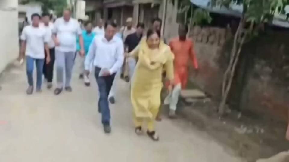 #यूपी के #बलिया में दो लोगों की मौ*त के बाद #बीजेपी विधायक केतकी सिंह की हनक दिखी। बिजली अधिकारी को खुद ही पकड़कर ले गई।#वायरल_वीडियो
#वायरल #बिहार #औरंगाबाद #जिंदगी #उत्तरप्रदेश