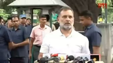 पेलेट गन से घायल युवा से मिले राहुल गांधी, सरकार पर साधा निशाना
राहुल गांधी ने पेलेट गन से घायल उस युवा से मुलाकात की, जिसकी एक आंख की रोशनी चली गई। उन्होंने सरकार के "पेलेट गन का इस्तेमाल नहीं हुआ" वाले दावे पर सवाल उठाते हुए कहा कि शांतिपूर्ण प्रदर्शन कर रहे युवाओं पर पेलेट गन और लाठीचार्ज किया गया।
राहुल गांधी ने कहा कि पेपर लीक ने लाखों युवाओं की वर्षों की मेहनत और भविष्य को बर्बाद कर दिया है। यह सिर्फ पेपर लीक नहीं, बल्कि देश के युवाओं के भविष्य पर हमला है।
#RahulGandhi #PaperLeak #StudentProtest #PelletGun #NEET BreakingNews NewsUpdate