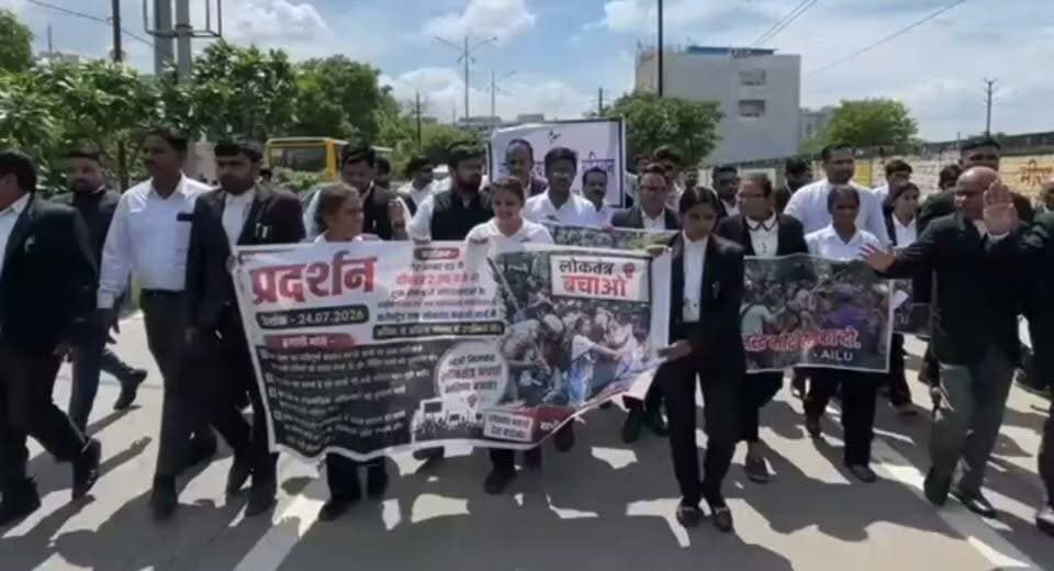 ग्वालियर कलेक्ट्रेड कार्यालय के बाहर आज जमकर विरोध प्रदर्शन हुआ, धर्मेंद्र प्रधान के इस्तीफे की पट्टिकाएं हाथ में लेकर लगाए नारे देखें पूरी खबर।
#gwalior #dilli #protest #neesimpact
