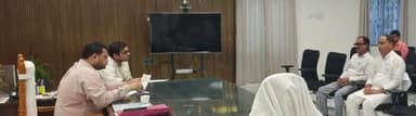 समाहरणालय, कैमूर*
=================
जिला जनसम्पर्क कार्यालय*
==================
प्रेस विज्ञप्ति*
दिनांक 24.07.2026*
==================
महायज्ञ में श्रद्धालुओं की सुविधा हेतु प्रशासन से सहयोग की मांग , जिला पदाधिकारी ने दिए निर्देश
आज जिला पदाधिकारी कैमूर से श्री लक्ष्मीनारायण महायज्ञ समिति के प्रतिनिधियों ने मुलाकात की। ग्राम-परसिया, भभुआ-मोहनिया में 20 अक्टूबर से 26 अक्टूबर 2026 तक आयोजित होने वाले श्रीलक्ष्मीनारायण महायज्ञ के दौरान आम श्रद्धालुओं के लिए आवश्यक नागरिक सुविधाएं उपलब्ध कराने का अनुरोध पत्र सौंपा गया।
समिति के अध्यक्ष श्री अनिल तिवारी एवं अन्य सदस्यों ने जिला पदाधिकारी को अवगत कराया कि परमपूज्य संत श्री त्रिदण्डी स्वामीजी महाराज के शिष्य श्रीलक्ष्मीप्रपन्न जी महाराज के सान्निध्य में यह पावन यज्ञ आयोजित हो रहा है।
इस दौरान दूर-दूर से बड़ी संख्या में श्रद्धालु भाग लेंगे। इसलिए यज्ञ स्थल पर पेयजल, शौचालय, बिजली और सुरक्षा व्यवस्था जैसी बुनियादी सुविधाएं सुनिश्चित करने की विनम्र मांग की गई, ताकि आमजन को किसी भी प्रकार की असुविधा न हो।
जिला पदाधिकारी ने प्रतिनिधिमंडल की बातों को पूरे ध्यान और संवेदनशीलता के साथ सुना। उन्होंने आश्वासन दिया कि महायज्ञ के दौरान श्रद्धालुओं की सुविधा और सुरक्षा को सर्वोच्च प्राथमिकता दी जाएगी तथा सभी आवश्यक व्यवस्थाएं समय पर सुनिश्चित की जाएंगी।
समिति के सदस्यों ने जिला प्रशासन के सहयोगपूर्ण और जनहितैषी रवैये की सराहना करते हुए कहा कि इससे श्रद्धालुओं को सुविधा मिलेगी और यज्ञ सुचारू रूप से संपन्न हो सकेगा।
Information & Public Relations Department, Government of Bihar