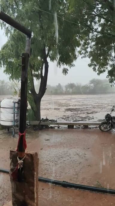 खेतों में नदी बहना शुरू.........