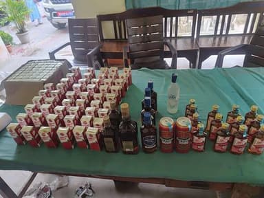 हरिओम नगर में छापेमारी, 24 लीटर विदेशी शराब के साथ एक गिरफ्तार
बलिया (बेगूसराय)। बलिया थाना पुलिस ने गुप्त सूचना के आधार पर नगर क्षेत्र के वार्ड संख्या पांच स्थित हरिओम नगर मोहल्ले में छापेमारी कर करीब 24 लीटर विदेशी शराब एवं बीयर बरामद की। इस दौरान एक आरोपी को गिरफ्तार कर न्यायिक हिरासत में भेज दिया गया।
थानाध्यक्ष शैलेंद्र कुमार ने बताया कि सूचना मिली थी कि हरिओम नगर निवासी नबी खलीफा के पुत्र मोहम्मद आशिक के घर में अवैध रूप से विदेशी शराब रखी गई है। सूचना के सत्यापन के बाद पुलिस टीम ने उसके घर की तलाशी ली। तलाशी के दौरान विभिन्न ब्रांडों की विदेशी शराब और बीयर बरामद हुई। पुलिस ने मौके से मोहम्मद आशिक को गिरफ्तार कर लिया।
थानाध्यक्ष ने बताया कि बरामद शराब को जब्त कर आरोपी के विरुद्ध बिहार मद्य निषेध एवं उत्पाद अधिनियम के तहत प्राथमिकी दर्ज की गई है। आवश्यक कानूनी प्रक्रिया पूरी करने के बाद आरोपी को न्यायिक हिरासत में भेजते हुए बेगूसराय न्यायालय में प्रस्तुत किया गया। उन्होंने कहा कि अवैध शराब के कारोबार के खिलाफ थाना क्षेत्र में लगातार अभियान चलाया जा रहा है और इसमें संलिप्त लोगों पर सख्त कार्रवाई आगे भी जारी रहेगी।