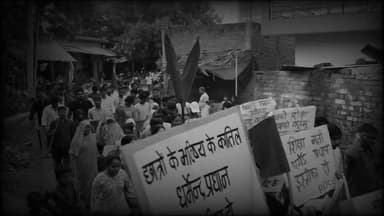घूरपुर में छात्रों का प्रदर्शन: शिक्षा मंत्री के इस्तीफे की मांग, राष्ट्रपति के नाम सौंपा गया ज्ञापन
पीडीएसयू और नौजवान भारत सभा के नेतृत्व में निकली रैली, छात्र हितों को लेकर उठी आवाज
नीट पेपर लीक, छात्र आंदोलनों और कथित पुलिस कार्रवाई को लेकर सरकार से जवाबदेही की मांग
✒️रिपोर्ट सहयोगी सुनील व प्रमोद यादव के साथ राजेश सोनकर प्रयागराज
प्रयागराज (उत्तर प्रदेश) घूरपुर बाजार में शुक्रवार को छात्र संगठनों और युवाओं ने विभिन्न छात्र मुद्दों को लेकर प्रदर्शन किया। प्रगतिशील जनवादी छात्र संगठन (पीडीएसयू) और नौजवान भारत सभा के नेतृत्व में निकाली गई रैली में प्रदर्शनकारियों ने केंद्रीय शिक्षा मंत्री धर्मेंद्र प्रधान के इस्तीफे की मांग की। इसके साथ ही छात्र आंदोलनों पर कथित पुलिस कार्रवाई, वर्ष 2024 के नीट पेपर लीक प्रकरण और शिक्षा व्यवस्था में पारदर्शिता की मांग को लेकर राष्ट्रपति के नाम ज्ञापन पुलिस प्रशासन के माध्यम से भेजा गया।
घूरपुर/प्रयागराज। घूरपुर बाजार शुक्रवार को छात्र आंदोलन का केंद्र बन गया, जहां बड़ी संख्या में छात्र-युवा सड़कों पर उतर आए। प्रगतिशील जनवादी छात्र संगठन (पीडीएसयू) और नौजवान भारत सभा के नेतृत्व में निकाली गई रैली में शिक्षा व्यवस्था, प्रतियोगी परीक्षाओं की पारदर्शिता और छात्र अधिकारों से जुड़े विभिन्न मुद्दों को लेकर केंद्र सरकार के खिलाफ प्रदर्शन किया गया।
प्रदर्शनकारियों ने केंद्रीय शिक्षा मंत्री धर्मेंद्र प्रधान के इस्तीफे की मांग करते हुए आरोप लगाया कि छात्र आंदोलनों के दौरान कथित बल प्रयोग लोकतांत्रिक मूल्यों के अनुरूप नहीं है। उन्होंने कथित लाठीचार्ज और पेललेट फायरिंग की घटना की निष्पक्ष जांच, सार्वजनिक जवाबदेही और घायल छात्रों को न्याय दिलाने की मांग की।
रैली के दौरान वर्ष 2024 के नीट पेपर लीक मामले को भी प्रमुखता से उठाया गया। प्रदर्शनकारियों ने आरोप लगाया कि मामले में निष्पक्ष कार्रवाई सुनिश्चित की जानी चाहिए तथा दोषियों के विरुद्ध कठोर कानूनी कदम उठाए जाने चाहिए। उन्होंने प्रतियोगी परीक्षाओं की विश्वसनीयता बनाए रखने के लिए पारदर्शी व्यवस्था लागू करने की मांग की।
घूरपुर बाजार के प्रमुख मार्गों से गुजरी रैली के दौरान छात्र-युवाओं ने विभिन्न नारे लगाए। प्रदर्शन के समापन पर पुलिस प्रशासन के माध्यम से महामहिम राष्ट्रपति के नाम संबोधित ज्ञापन सौंपा गया।
प्रदर्शन में समी, आर्यन, नारायण, सौरभ, शालिनी, उदय राज, प्रतिभा, कोमल, आयुष और राकेश सहित बड़ी संख्या में छात्र-युवा शामिल हुए। कार्यक्रम को अखिल भारतीय किसान महासभा के महासचिव राजकुमार पथिक और उपाध्यक्ष सुरेश निषाद का भी समर्थन मिला। आयोजन में सौरभ, समीर गौतम और संजय निषाद की सक्रिय भूमिका बताई गई।
> महत्वपूर्ण नोट: समाचार में शामिल मांगें और आरोप प्रदर्शनकारी संगठनों द्वारा ज्ञापन में उठाए गए मुद्दों पर आधारित हैं। संबंधित पक्षों की आधिकारिक प्रतिक्रिया प्राप्त होने पर उसे भी प्रमुखता से प्रकाशित किया जाएगा।
लोकतांत्रिक व्यवस्था में शांतिपूर्ण प्रदर्शन नागरिकों के अभिव्यक्ति के अधिकार का हिस्सा हैं।वहीं,किसी भी विवादित मुद्दे पर अंतिम निष्कर्ष संबंधित जांच,आधिकारिक अभिलेखों और संवैधानिक प्रक्रिया के आधार पर ही तय होता है। अब देखना होगा कि ज्ञापन पर संबंधित स्तर पर क्या कार्रवाई की जाती है।
🟥एनडी न्यूज़ एवं दैनिक निष्पक्ष धारा छात्रों, युवाओं और सभी सामाजिक संगठनों से अपील करता है कि अपने लोकतांत्रिक अधिकारों का प्रयोग शांतिपूर्ण और संवैधानिक तरीके से करें।सरकार और संबंधित विभागों से भी अनुरोध है कि छात्रों की समस्याओं पर संवेदनशीलता के साथ संवाद स्थापित कर पारदर्शी एवं समयबद्ध समाधान सुनिश्चित करें।
👇👇
#NDNews #दैनिकनिष्पक्षधारा #Prayagraj #Ghoorpur #StudentProtest #PDSU #NaujawanBharatSabha #NEET #Education #DharmendraPradhan #UPNews #IndiaNews #Students #Democracy
👇👇👇👇
@dgpup
@UPGovt
@RSSorg
@Uppolice
@wpl1090
@RSSgeet
@MIB_India
@PMOIndia
@HMOIndia
@VHPDigital
@CMOUP_RC
@myogioffice
@InfoDeptUP
@CMOfficeUP
@ChiefSecyUP
@MahantYogiG
@ChiefSecyUP
@BajrangDalOrg
@myogiadityanath
@112UttarPradesh
@UPPViralCheck
@UpPolicemitra
@prayagraj_pol
@ADGZonPrayagraj
@DM_PRAYAGRAJ
@CommissionerPrg
@NigamPrayagraj
@Prayagraj_TP
@PROdefprayagraj
@rashtrapatibhvn
@EduMinOfIndia
@dpradhanbjp
@PMOIndia
@mygovindia
@UPGovt
@prayagraj_pol
@Uppolice
@InfoDeptUP
👇👇
🟥 ND NEWS | दैनिक निष्पक्ष धारा
मुख्य संपादक/संस्थापक: राजन सिंह हाड़ा
📍कार्यालय-3: U158,हीरा स्वीट्स के पास,विकास मार्ग,लक्ष्मी नगर,पूर्वी दिल्ली-110092 (NCR)
📞मोबाइल: 9696119696