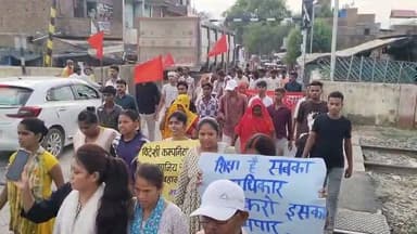 घूरपुर में छात्रों का प्रदर्शन: शिक्षा मंत्री के इस्तीफे की मांग, राष्ट्रपति के नाम सौंपा गया ज्ञापन
पीडीएसयू और नौजवान भारत सभा के नेतृत्व में निकली रैली, छात्र हितों को लेकर उठी आवाज
नीट पेपर लीक, छात्र आंदोलनों और कथित पुलिस कार्रवाई को लेकर सरकार से जवाबदेही की मांग
✒️रिपोर्ट सहयोगी सुनील व प्रमोद यादव के साथ राजेश सोनकर प्रयागराज
प्रयागराज (उत्तर प्रदेश) घूरपुर बाजार में शुक्रवार को छात्र संगठनों और युवाओं ने विभिन्न छात्र मुद्दों को लेकर प्रदर्शन किया। प्रगतिशील जनवादी छात्र संगठन (पीडीएसयू) और नौजवान भारत सभा के नेतृत्व में निकाली गई रैली में प्रदर्शनकारियों ने केंद्रीय शिक्षा मंत्री धर्मेंद्र प्रधान के इस्तीफे की मांग की। इसके साथ ही छात्र आंदोलनों पर कथित पुलिस कार्रवाई, वर्ष 2024 के नीट पेपर लीक प्रकरण और शिक्षा व्यवस्था में पारदर्शिता की मांग को लेकर राष्ट्रपति के नाम ज्ञापन पुलिस प्रशासन के माध्यम से भेजा गया।
घूरपुर/प्रयागराज। घूरपुर बाजार शुक्रवार को छात्र आंदोलन का केंद्र बन गया, जहां बड़ी संख्या में छात्र-युवा सड़कों पर उतर आए। प्रगतिशील जनवादी छात्र संगठन (पीडीएसयू) और नौजवान भारत सभा के नेतृत्व में निकाली गई रैली में शिक्षा व्यवस्था, प्रतियोगी परीक्षाओं की पारदर्शिता और छात्र अधिकारों से जुड़े विभिन्न मुद्दों को लेकर केंद्र सरकार के खिलाफ प्रदर्शन किया गया।
प्रदर्शनकारियों ने केंद्रीय शिक्षा मंत्री धर्मेंद्र प्रधान के इस्तीफे की मांग करते हुए आरोप लगाया कि छात्र आंदोलनों के दौरान कथित बल प्रयोग लोकतांत्रिक मूल्यों के अनुरूप नहीं है। उन्होंने कथित लाठीचार्ज और पेललेट फायरिंग की घटना की निष्पक्ष जांच, सार्वजनिक जवाबदेही और घायल छात्रों को न्याय दिलाने की मांग की।
रैली के दौरान वर्ष 2024 के नीट पेपर लीक मामले को भी प्रमुखता से उठाया गया। प्रदर्शनकारियों ने आरोप लगाया कि मामले में निष्पक्ष कार्रवाई सुनिश्चित की जानी चाहिए तथा दोषियों के विरुद्ध कठोर कानूनी कदम उठाए जाने चाहिए। उन्होंने प्रतियोगी परीक्षाओं की विश्वसनीयता बनाए रखने के लिए पारदर्शी व्यवस्था लागू करने की मांग की।
घूरपुर बाजार के प्रमुख मार्गों से गुजरी रैली के दौरान छात्र-युवाओं ने विभिन्न नारे लगाए। प्रदर्शन के समापन पर पुलिस प्रशासन के माध्यम से महामहिम राष्ट्रपति के नाम संबोधित ज्ञापन सौंपा गया।
प्रदर्शन में समी, आर्यन, नारायण, सौरभ, शालिनी, उदय राज, प्रतिभा, कोमल, आयुष और राकेश सहित बड़ी संख्या में छात्र-युवा शामिल हुए। कार्यक्रम को अखिल भारतीय किसान महासभा के महासचिव राजकुमार पथिक और उपाध्यक्ष सुरेश निषाद का भी समर्थन मिला। आयोजन में सौरभ, समीर गौतम और संजय निषाद की सक्रिय भूमिका बताई गई।
> महत्वपूर्ण नोट: समाचार में शामिल मांगें और आरोप प्रदर्शनकारी संगठनों द्वारा ज्ञापन में उठाए गए मुद्दों पर आधारित हैं। संबंधित पक्षों की आधिकारिक प्रतिक्रिया प्राप्त होने पर उसे भी प्रमुखता से प्रकाशित किया जाएगा।
लोकतांत्रिक व्यवस्था में शांतिपूर्ण प्रदर्शन नागरिकों के अभिव्यक्ति के अधिकार का हिस्सा हैं।वहीं,किसी भी विवादित मुद्दे पर अंतिम निष्कर्ष संबंधित जांच,आधिकारिक अभिलेखों और संवैधानिक प्रक्रिया के आधार पर ही तय होता है। अब देखना होगा कि ज्ञापन पर संबंधित स्तर पर क्या कार्रवाई की जाती है।
🟥एनडी न्यूज़ एवं दैनिक निष्पक्ष धारा छात्रों, युवाओं और सभी सामाजिक संगठनों से अपील करता है कि अपने लोकतांत्रिक अधिकारों का प्रयोग शांतिपूर्ण और संवैधानिक तरीके से करें।सरकार और संबंधित विभागों से भी अनुरोध है कि छात्रों की समस्याओं पर संवेदनशीलता के साथ संवाद स्थापित कर पारदर्शी एवं समयबद्ध समाधान सुनिश्चित करें।
👇👇
#NDNews #दैनिकनिष्पक्षधारा #Prayagraj #Ghoorpur #StudentProtest #PDSU #NaujawanBharatSabha #NEET #Education #DharmendraPradhan #UPNews #IndiaNews #Students #Democracy
👇👇👇👇
@dgpup
@UPGovt
@RSSorg
@Uppolice
@wpl1090
@RSSgeet
@MIB_India
@PMOIndia
@HMOIndia
@VHPDigital
@CMOUP_RC
@myogioffice
@InfoDeptUP
@CMOfficeUP
@ChiefSecyUP
@MahantYogiG
@ChiefSecyUP
@BajrangDalOrg
@myogiadityanath
@112UttarPradesh
@UPPViralCheck
@UpPolicemitra
@prayagraj_pol
@ADGZonPrayagraj
@DM_PRAYAGRAJ
@CommissionerPrg
@NigamPrayagraj
@Prayagraj_TP
@PROdefprayagraj
@rashtrapatibhvn
@EduMinOfIndia
@dpradhanbjp
@PMOIndia
@mygovindia
@UPGovt
@prayagraj_pol
@Uppolice
@InfoDeptUP
👇👇
🟥 ND NEWS | दैनिक निष्पक्ष धारा
मुख्य संपादक/संस्थापक: राजन सिंह हाड़ा
📍कार्यालय-3: U158,हीरा स्वीट्स के पास,विकास मार्ग,लक्ष्मी नगर,पूर्वी दिल्ली-110092 (NCR)
📞मोबाइल: 9696119696