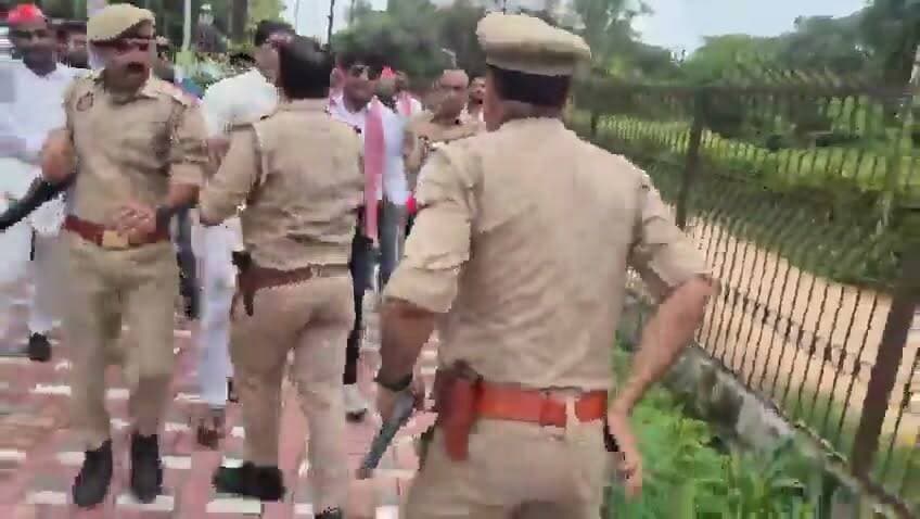 उत्तर प्रदेश के अलीगढ़ में जौहर यूनिवर्सिटी के ध्वस्तीकरण के विरोध में सपा कार्यकर्ताओं का प्रदर्शन… इसी दौरान उस वक्त हंगामा मच गया, जब एक इंस्पेक्टर ने कथित तौर पर अपनी पिस्टल निकाल ली।
#Aligarh #UttarPradesh #SP #SamajwadiParty #JoharUniversity #AIMIM #Protest #Police #UPNews #BreakingNews #KNLive24