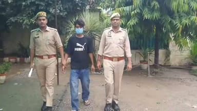 #शिवम_जायसवाल #गोलीकांड में 25 हजार का इनामी आरोपी गिरफ्तार।
#संडीला पुलिस ने आरोपी साहिल को दबोचा,
21 जुलाई को #बांगरमऊ #बस #स्टैंड पर हुई थी #फायरिंग,
इलाज के दौरान #लखनऊ में #शिवम #जायसवाल की हुई थी मौत,
पुरानी रंजिश और लेन-देन के विवाद में हुई थी वारदात,
मामले में पांच नामजद आरोपियों के खिलाफ दर्ज है मुकदमा,
पुलिस अधीक्षक ने आरोपी पर 25 हजार का इनाम घोषित किया था,
गिरफ्तार आरोपी के खिलाफ पुलिस ने आगे की विधिक कार्रवाई शुरू की।