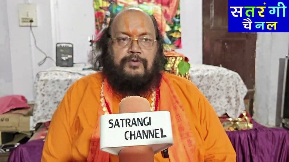 राधा कृष्ण मंदिर भुंतर में श्रीमद्भागवत कथा: महंत राम शरण दास ने क्षेत्रवासियों से कथा में शामिल होने की अपील
भुंतर, 24 जुलाई। राधा कृष्ण मंदिर, भुंतर में आयोजित श्रीमद्भागवत कथा के दौरान मंदिर के महंत राम शरण दास ने भुंतर तथा आसपास के क्षेत्रों के सभी श्रद्धालुओं से अधिक से अधिक संख्या में कथा श्रवण के लिए पहुंचने की अपील की।
महंत राम शरण दास ने कहा कि श्रीमद्भागवत कथा का श्रवण मानव जीवन को आध्यात्मिक ऊर्जा, सदाचार और ईश्वर भक्ति की ओर प्रेरित करता है। उन्होंने सभी श्रद्धालुओं से आग्रह किया कि वे अपने परिवार सहित कथा में भाग लें, धर्म लाभ प्राप्त करें और इस पावन आयोजन को सफल बनाएं।
उन्होंने बताया कि प्रतिदिन कथा के साथ भजन-कीर्तन और धार्मिक कार्यक्रम भी आयोजित किए जा रहे हैं, जिनमें बड़ी संख्या में श्रद्धालु भाग लेकर भक्ति रस का आनंद ले रहे हैं। मंदिर परिसर में भक्तिमय वातावरण बना हुआ है।
देखें पूरा वीडियो और सतरंगी चैनल को फॉलो/सब्सक्राइब करना न भूलें।
#Bhuntar #RadhaKrishnaMandir #ShrimadBhagwatKatha #MahantRamSaranDass #Kullu #HimachalPradesh #Bhakti #SanatanDharma #ReligiousEvent #SatrangiChannel