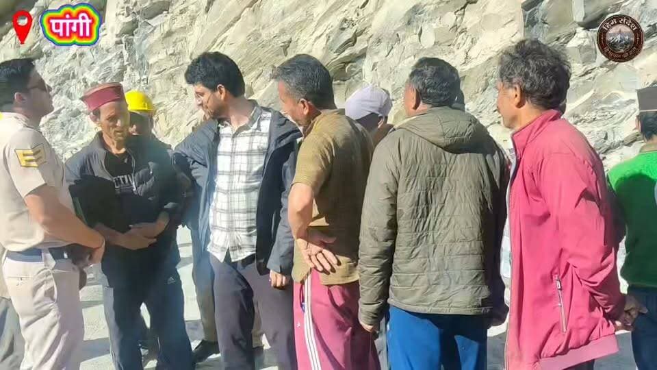 कड़ू नाला में काल बनकर टूटी चट्टान: टाटा सूमो पर गिरी विशाल शिला, 13 लोगों की दर्दनाक मौत, पूरे पांगी-लाहौल में शोक की लहर
किलाड़/उदयपुर, 24 जुलाई।
पांगी और लाहौल-स्पीति की सीमा पर स्थित कड़ू नाला में शुक्रवार दोपहर एक बेहद दर्दनाक सड़क हादसे ने पूरे क्षेत्र को झकझोर कर रख दिया। कुल्लू से पांगी की ओर आ रही टाटा सूमो (HP01M-2210) पर अचानक पहाड़ी से विशाल चट्टान गिर गई। चट्टान के नीचे वाहन पूरी तरह दब गया, जिससे उसमें सवार 13 लोगों की मौके पर ही दर्दनाक मौत हो गई।
यह हादसा इतना भयावह था कि कई शव बुरी तरह क्षतिग्रस्त हो गए और उनकी पहचान करना भी मुश्किल हो गया। इस हृदयविदारक घटना की सूचना मिलते ही पूरे पांगी क्षेत्र में शोक की लहर दौड़ गई। लोग अपने परिजनों की कुशलक्षेम जानने के लिए व्याकुल हो उठे। स्थानीय लोगों के अनुसार पांगी क्षेत्र के इतिहास में इस प्रकार का यह सबसे भीषण सड़क हादसा माना जा रहा है।
प्रशासन और पुलिस तुरंत पहुँची मौके पर
हादसे की सूचना मिलते ही आवासीय आयुक्त पांगी अमनदीप सिंह के नेतृत्व में प्रशासनिक टीम तुरंत घटनास्थल के लिए रवाना हुई। उनके साथ नायब तहसीलदार नजीर हुसैन, पटवारी आमिर खान तथा पांगी पुलिस की टीम भी मौजूद रही।
वहीं लाहौल की ओर से उदयपुर के नायब तहसीलदार विनय कुमार रशपाल, डीएसपी रश्मि शर्मा, थाना प्रभारी देशराज और पुलिस दल घटनास्थल पर पहुंचे। देर शाम उपायुक्त लाहौल-स्पीति किरण भड़ाना भी प्रशासनिक अधिकारियों के साथ घटनास्थल पर पहुंचीं और राहत एवं बचाव कार्यों का जायजा लिया।
मुख्यमंत्री ने जताया गहरा दुख
प्रदेश के मुख्यमंत्री सुखविंद्र सिंह सुक्खू ने घटना पर गहरा शोक व्यक्त करते हुए आवासीय आयुक्त अमनदीप सिंह से दूरभाष पर पूरी घटना की जानकारी प्राप्त की। मुख्यमंत्री ने कहा कि यह जानकर अत्यंत पीड़ा हुई कि हादसा इतना भीषण था कि लोगों को बचाने का कोई अवसर ही नहीं मिल सका।
मुख्यमंत्री ने प्रभावित परिवारों को हर संभव सहायता उपलब्ध कराने के निर्देश दिए और कहा कि दिवंगतों के परिजनों के साथ प्रदेश सरकार हर कठिन समय में खड़ी है। उन्होंने दिवंगत आत्माओं की शांति तथा शोकाकुल परिवारों को इस असहनीय दुख को सहने की शक्ति प्रदान करने की प्रार्थना की।
जनप्रतिनिधियों ने भी जताया शोक
भरमौर-पांगी के विधायक डॉ. जनक राज तथा लाहौल-स्पीति की विधायक अनुराधा राणा ने भी इस भीषण हादसे पर गहरा दुख व्यक्त करते हुए मृतकों के परिजनों के प्रति संवेदनाएं प्रकट की हैं।
मृतकों का विवरण
हादसे में टाटा सूमो (HP01M-2210) में सवार कुल 13 लोगों की मृत्यु हुई। इनमें:
पुरुष: 7
महिलाएं: 4
18 वर्ष से कम आयु के बच्चे: 2 (जिसमें एक 6 माह का नवजात भी शामिल)
मृतकों में पांगी क्षेत्र के विभिन्न गांवों के अलावा लाहौल-स्पीति जिले के निवासी भी शामिल हैं।
यह हादसा एक बार फिर हिमालयी क्षेत्रों में मानसून के दौरान पहाड़ी मार्गों पर यात्रा के जोखिम और सुरक्षा उपायों की आवश्यकता को उजागर करता है। पूरे पांगी और लाहौल-स्पीति क्षेत्र में शोक का माहौल है तथा हर आंख नम है।
#Pangi #HimachalPradesh #RoadAccident #Landslide #BreakingNews #Chamba #LahaulSpiti #TataSumo #Condolences #MountainRoads #RescueOperation #RIP #HimachalNews #Monsoon #PrayForPangi
हिम संदेश Pangi Administration DC Chamba Kiran Bhadana IAS Sukhvinder Singh Sukhu Janak Raj Anuradha Rana