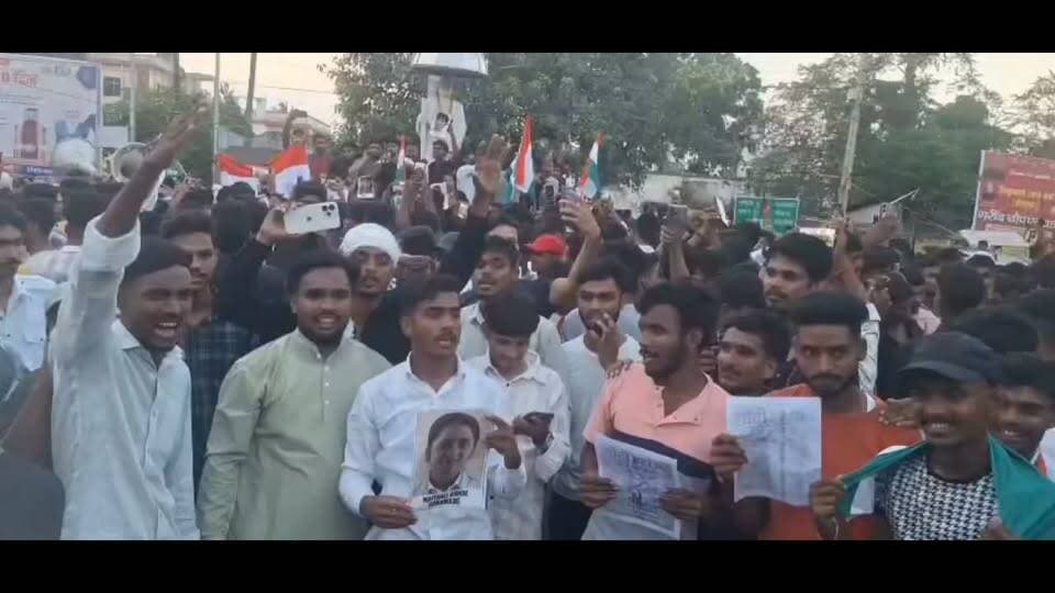 🚨 NEET पेपर लीक के विरोध में बांका की सड़कों पर उतरे छात्र, तिरंगा लेकर निकाला शांतिपूर्ण मार्च!
सैकड़ों छात्रों और युवाओं ने शुक्रवार शाम बांका शहर में NEET पेपर लीक मामले के विरोध में तिरंगा लेकर शांतिपूर्ण जुलूस निकाला। आरएमके हाई स्कूल मैदान से गांधी चौक तक निकले इस मार्च में परीक्षा व्यवस्था में पारदर्शिता, पेपर लीक की निष्पक्ष जांच और दोषियों पर कड़ी कार्रवाई की मांग उठी।
प्रदर्शन के दौरान छात्रों ने केंद्र सरकार के खिलाफ नारे लगाए और केंद्रीय शिक्षा मंत्री धर्मेंद्र प्रधान से नैतिक जिम्मेदारी लेते हुए इस्तीफे की मांग की। पूरे कार्यक्रम के दौरान एसडीएम राजकुमार, एसडीपीओ अमर विश्वास, टाउन थाना अध्यक्ष सुधीर कुमार सहित पुलिस प्रशासन मौजूद रहा और सुरक्षा के पुख्ता इंतजाम किए गए। प्रशासन के अनुसार जुलूस पूरी तरह शांतिपूर्ण रहा।
क्या आपको लगता है कि प्रतियोगी परीक्षाओं में पेपर लीक रोकने के लिए और कड़े कानून बनने चाहिए? अपनी राय कमेंट में जरूर बताएं।
#Banka #NEET #NEETPaperLeak #StudentProtest #BiharNews #Education #BankaNews #BreakingNews #PaperLeak #YouthVoice