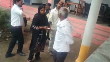 मिर्जापुर कचहरी में युवक के साथ मारपीट का वीडियो वायरल, शादी रुकवाने का दावा
अंतरधार्मिक विवाह को लेकर विवाद, वायरल वीडियो की आधिकारिक पुष्टि नहीं
सोशल मीडिया पर तेज बहस, पुलिस जांच और प्रशासनिक कार्रवाई का इंतजार
✒️रिपोर्ट स्टेट हेड रोशन लाल श्रीवास्तव एनसीआर
मिर्जापुर (उत्तर प्रदेश) मिर्जापुर कचहरी परिसर से जुड़ा एक वीडियो सोशल मीडिया पर तेजी से वायरल हो रहा है। वायरल दावे के अनुसार, एक मुस्लिम युवक कथित तौर पर एक हिंदू युवती से शादी करने कचहरी पहुंचा था, जिसके बाद कुछ वकीलों ने शादी रुकवाने का प्रयास किया और युवक के साथ मारपीट की। हालांकि, इस घटना के संबंध में वायरल दावों की स्वतंत्र आधिकारिक पुष्टि नहीं हुई है और संबंधित प्रशासन की ओर से विस्तृत बयान का इंतजार है।
मिर्जापुर। सोशल मीडिया पर वायरल हो रहे एक वीडियो ने नया विवाद खड़ा कर दिया है। वायरल पोस्ट में दावा किया जा रहा है कि कचहरी परिसर में एक मुस्लिम युवक कथित रूप से एक हिंदू युवती के साथ विवाह करने पहुंचा था। इसी दौरान कुछ लोगों ने उसे रोक लिया और उसके साथ कथित मारपीट की।
घटना का वीडियो सोशल मीडिया पर व्यापक रूप से साझा किया जा रहा है, जिसके बाद विभिन्न तरह की प्रतिक्रियाएं सामने आ रही हैं। हालांकि, वीडियो में दिख रही परिस्थितियों, घटना के वास्तविक कारणों और दोनों पक्षों के दावों की आधिकारिक पुष्टि अभी तक नहीं हुई है।
यदि घटना में किसी प्रकार की मारपीट या कानून-व्यवस्था का उल्लंघन हुआ है, तो उसकी जांच संबंधित पुलिस और प्रशासन द्वारा की जानी चाहिए। किसी भी व्यक्ति को कानून अपने हाथ में लेने का अधिकार नहीं है। अंतरधार्मिक विवाह से जुड़े मामलों में भी सभी पक्षों के अधिकार और लागू कानूनों का पालन आवश्यक है।
> महत्वपूर्ण नोट: यह समाचार सोशल मीडिया पर वायरल वीडियो और उससे जुड़े दावों पर आधारित है। घटना की स्वतंत्र पुष्टि नहीं हुई है। आधिकारिक जांच और पुलिस के बयान के बाद ही तथ्यों की अंतिम स्थिति स्पष्ट होगी।
वायरल वीडियो के कारण मामला चर्चा का विषय बना हुआ है, लेकिन किसी भी निष्कर्ष पर पहुंचने से पहले आधिकारिक जांच के परिणाम का इंतजार करना आवश्यक है। कानून-व्यवस्था बनाए रखना और किसी भी विवाद का समाधान कानूनी प्रक्रिया के तहत करना ही लोकतांत्रिक व्यवस्था की मूल भावना है।
🟥 ND NEWS | दैनिक निष्पक्ष धारा की अपील
एनडी न्यूज़ एवं दैनिक निष्पक्ष धारा सभी नागरिकों से अपील करता है कि किसी भी वायरल वीडियो या पोस्ट के आधार पर निष्कर्ष न निकालें। यदि किसी घटना में कानून का उल्लंघन हुआ है तो उसकी सूचना पुलिस को दें। किसी भी परिस्थिति में कानून अपने हाथ में न लें। प्रशासन से अपेक्षा है कि मामले की निष्पक्ष जांच कर सत्य तथ्यों को सार्वजनिक करे और दोषी पाए जाने वालों के विरुद्ध कानून के अनुसार कार्रवाई सुनिश्चित करे।
जनहित में सुझाव
वायरल वीडियो की सत्यता जांचे बिना साझा न करें।
किसी भी विवाद का समाधान केवल कानूनी प्रक्रिया से करें।
सांप्रदायिक सौहार्द और सामाजिक शांति बनाए रखें।
अफवाहों से बचें और आधिकारिक जानकारी पर ही भरोसा करें।
किसी भी आपराधिक घटना की सूचना तत्काल पुलिस को दें।
👇👇👇
#NDNews #दैनिकनिष्पक्षधारा #Mirzapur #UPNews #BreakingNews #ViralVideo #LawAndOrder #UttarPradesh #PoliceInvestigation #SocialHarmony #UPPolice
👇👇
🟥 ND NEWS | दैनिक निष्पक्ष धारा
मुख्य संपादक / संस्थापक: राजन सिंह हाड़ा
सह-संपादक: शालिनी सिंह भदौरिया
✒️ रिपोर्ट: सहयोगी शिवा गुप्ता के साथ जिला ब्यूरो अजय श्रीवास्तव
📍 कार्यालय-3: U158, हीरा स्वीट्स के पास, विकास मार्ग, लक्ष्मी नगर, पूर्वी दिल्ली, पिन कोड – 110092 (NCR)
📍 कार्यालय-2: विधानसभा रोड, बर्लिंगटन चौराहा, लखनऊ (226001) (UP)
📍 कार्यालय-1: 1/1 अटल बिहारी चौराहा, नियर बर्मा चौराहा, फतेहपुर (212601) (UP)
📅 दिनांक: 25 जुलाई 2026
📆 दिन: शनिवार
📧 Email: ndnewschannel@gmail.com
📞 मोबाइल: 9696119696