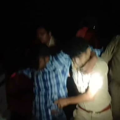गोंडा पुलिस और चेन स्नेचर के बीच पुलिस मुठभेड़,गोली लगने से आरोपी राजा उर्फ गुलाम हुसैन गिरफ्तार,राह चलते बाइक पर बैठकर जा रही महिलाओं के गले से करता था चेन स्नेचिंग,5900 रुपए,अवैध तमंचा और मोटरसाइकिल बरामद,देहात कोतवाली क्षेत्र अंतर्गत विशनागा लिंक रोड पर हुई पुलिस मुठभेड़ #gonda #gondapolice #gondapoliceencounter #highlight #breakingnews