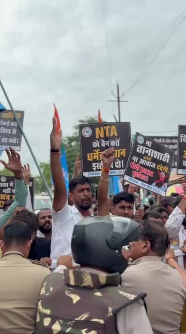 मनगवां: लोकेशन रीवा
रीवा में NSUI का प्रदर्शन, बीजेपी कार्यालय घेरने जा रहे कार्यकर्ता गिरफ्तार।
दिल्ली के जंतर- मंतर पर छात्