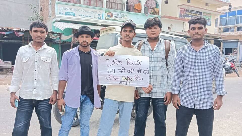 सिवान प्रोटेस्ट में युवा
@top fans Bolta Siwan News Tejashwi Yadav BJP INDIA Samrat Choudhary Bharatiya Janata Party (BJP) R.J.D - राष्ट्रीय जनता दल Nitish Kumar Iqbal Kayyum नगर पंचायत गोपालपुर <nis:link nis:type=tag nis:id=cjp nis:value=cjp nis:enabled=true nis:link/>