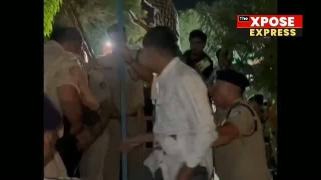 🚨 72 घंटे का धरना... लेकिन महज 5 घंटे में पुलिस का एक्शन!
ग्वालियर के आकाशवाणी चौराहे पर छात्रों के मुद्दों को लेकर चल रहे 72 घंटे के धरने पर शुक्रवार रात करीब 9 बजे पुलिस ने कार्रवाई करते हुए भारतीय युवा कांग्रेस के राष्ट्रीय महासचिव मितेंद्र दर्शन सिंह को उनके साथियों सहित गिरफ्तार कर लिया।
धरने में नीट, सीबीएसई, शिक्षा व्यवस्था में पारदर्शिता और छात्रों के भविष्य से जुड़े मुद्दे उठाए जा रहे थे। वहीं, पुलिस कार्रवाई के बाद आंदोलन तय समय से पहले ही समाप्त हो गया।
📢 इस कार्रवाई पर आपकी क्या राय है? अपनी प्रतिक्रिया कमेंट में जरूर बताएं।
📲 Instagram: https://www.instagram.com/the.xposeexpress?igsh=cGRlNWl1ZG1taWlm
▶️ YouTube: https://youtube.com/@thexposeexpress
📘 Facebook: https://facebook.com/thexposeexpress
#Gwalior #GwaliorNews #StudentProtest #MitendraDarshanSingh #YouthCongress PoliceAction NEET CBSE Education MPNews BreakingNews TheXposeExpress MadhyaPradesh NewsUpdate