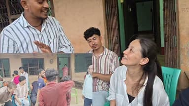 जापानी एनपीओ के सहयोग से चंदनिया में खुलेगा एआई व कंप्यूटर शिक्षा केंद्र, महिला सशक्तिकरण पर रहेगा विशेष फोकस
संग्रामपुर प्रखंड के चंदनिया गांव में जल्द ही जापानी एनपीओ के सहयोग से आधुनिक शिक्षा एवं महिला सशक्तिकरण को बढ़ावा देने वाली महत्वाकांक्षी परियोजना शुरू होगी। गुरुवार को गैर-प्रवासी भारतीय अमिताभ सिंह, विनय कुमार सिंह के नेतृत्व में जापान के एनपीओ रियल वर्ल्ड के छह सदस्यीय प्रतिनिधिमंडल ने गांव का दौरा कर प्रस्तावित विद्यालय के लिए भूमि का निरीक्षण किया तथा ग्रामीणों के साथ बैठक कर परियोजना की विस्तृत जानकारी साझा की।प्रतिनिधिमंडल ने बताया कि "तेरा कोया मीराई" परियोजना के तहत गांव में एक आधुनिक विद्यालय का निर्माण कराया जाएगा। यहां 5 से 20 वर्ष तक के बच्चों को कृत्रिम बुद्धिमत्ता (एआई), कंप्यूटर शिक्षा और आधुनिक तकनीकी ज्ञान के साथ गुणवत्तापूर्ण शिक्षा उपलब्ध कराई जाएगी। विद्यालय में अध्ययन सामग्री, आवश्यक संसाधन तथा प्रशिक्षित शिक्षकों की व्यवस्था भी की जाएगी। इसके साथ ही बच्चों में सामाजिक जागरूकता, नेतृत्व क्षमता और सामुदायिक सहभागिता विकसित करने पर भी विशेष जोर दिया जाएगा।जापान से आए प्रतिनिधिमंडल में आया मियाओशी, केइची तादा, योसुके मोरोता सहित छह सदस्य शामिल थे। टीम ने क्षेत्र के विभिन्न स्थलों का भ्रमण कर विद्यालय निर्माण के लिए उपयुक्त भूमि का चयन किया और ग्रामीणों के सुझाव भी सुने।गांव में इस अंतरराष्ट्रीय परियोजना के आगमन से लोगों में उत्साह का माहौल है। ग्रामीणों और जनप्रतिनिधियों ने प्रतिनिधिमंडल का गर्मजोशी से स्वागत करते हुए विद्यालय निर्माण और परियोजना को सफल बनाने में हरसंभव सहयोग का भरोसा दिलाया। बैठक में ग्रामीण विपिन बिहारी सिंह, राहुल गौतम, उदय सिंह, सरोजनी देवी, सीमा कुमारी, खुशबू देवी सहित बड़ी संख्या में ग्रामीण, स्थानीय जनप्रतिनिधि एवं गणमान्य लोग उपस्थित रहे।
.
.#न्यू वीडियो देखने के लिए फॉलो लाइक कमेंट शेयरकरें
#बिहारसरकार
#NewsUpdate
#viralchallenge
#japan #ngo
#IndiaNews
#allfollowers
#fightagainstcoronavirus
#fb #viralpost
#vlog #trendingvideo
#today @highlight Part 3