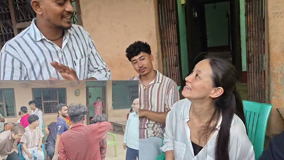 जापानी एनपीओ के सहयोग से चंदनिया में खुलेगा एआई व कंप्यूटर शिक्षा केंद्र, महिला सशक्तिकरण पर रहेगा विशेष फोकस
संग्रामपुर प्रखंड के चंदनिया गांव में जल्द ही जापानी एनपीओ के सहयोग से आधुनिक शिक्षा एवं महिला सशक्तिकरण को बढ़ावा देने वाली महत्वाकांक्षी परियोजना शुरू होगी। गुरुवार को गैर-प्रवासी भारतीय अमिताभ सिंह, विनय कुमार सिंह के नेतृत्व में जापान के एनपीओ रियल वर्ल्ड के छह सदस्यीय प्रतिनिधिमंडल ने गांव का दौरा कर प्रस्तावित विद्यालय के लिए भूमि का निरीक्षण किया तथा ग्रामीणों के साथ बैठक कर परियोजना की विस्तृत जानकारी साझा की।प्रतिनिधिमंडल ने बताया कि "तेरा कोया मीराई" परियोजना के तहत गांव में एक आधुनिक विद्यालय का निर्माण कराया जाएगा। यहां 5 से 20 वर्ष तक के बच्चों को कृत्रिम बुद्धिमत्ता (एआई), कंप्यूटर शिक्षा और आधुनिक तकनीकी ज्ञान के साथ गुणवत्तापूर्ण शिक्षा उपलब्ध कराई जाएगी। विद्यालय में अध्ययन सामग्री, आवश्यक संसाधन तथा प्रशिक्षित शिक्षकों की व्यवस्था भी की जाएगी। इसके साथ ही बच्चों में सामाजिक जागरूकता, नेतृत्व क्षमता और सामुदायिक सहभागिता विकसित करने पर भी विशेष जोर दिया जाएगा।जापान से आए प्रतिनिधिमंडल में आया मियाओशी, केइची तादा, योसुके मोरोता सहित छह सदस्य शामिल थे। टीम ने क्षेत्र के विभिन्न स्थलों का भ्रमण कर विद्यालय निर्माण के लिए उपयुक्त भूमि का चयन किया और ग्रामीणों के सुझाव भी सुने।गांव में इस अंतरराष्ट्रीय परियोजना के आगमन से लोगों में उत्साह का माहौल है। ग्रामीणों और जनप्रतिनिधियों ने प्रतिनिधिमंडल का गर्मजोशी से स्वागत करते हुए विद्यालय निर्माण और परियोजना को सफल बनाने में हरसंभव सहयोग का भरोसा दिलाया। बैठक में ग्रामीण विपिन बिहारी सिंह, राहुल गौतम, उदय सिंह, सरोजनी देवी, सीमा कुमारी, खुशबू देवी सहित बड़ी संख्या में ग्रामीण, स्थानीय जनप्रतिनिधि एवं गणमान्य लोग उपस्थित रहे।
.
.#न्यू वीडियो देखने के लिए फॉलो लाइक कमेंट शेयरकरें
#बिहारसरकार
#NewsUpdate
#viralchallenge
#japan #ngo
#IndiaNews
#allfollowers
#fightagainstcoronavirus
#fb #viralpost
#vlog #trendingvideo
#today @highlight Part 3