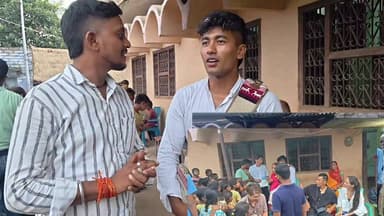 जापानी एनपीओ के सहयोग से चंदनिया में खुलेगा एआई व कंप्यूटर शिक्षा केंद्र, महिला सशक्तिकरण पर रहेगा विशेष फोकस
संग्रामपुर प्रखंड के चंदनिया गांव में जल्द ही जापानी एनपीओ के सहयोग से आधुनिक शिक्षा एवं महिला सशक्तिकरण को बढ़ावा देने वाली महत्वाकांक्षी परियोजना शुरू होगी। गुरुवार को गैर-प्रवासी भारतीय अमिताभ सिंह, विनय कुमार सिंह के नेतृत्व में जापान के एनपीओ रियल वर्ल्ड के छह सदस्यीय प्रतिनिधिमंडल ने गांव का दौरा कर प्रस्तावित विद्यालय के लिए भूमि का निरीक्षण किया तथा ग्रामीणों के साथ बैठक कर परियोजना की विस्तृत जानकारी साझा की।प्रतिनिधिमंडल ने बताया कि "तेरा कोया मीराई" परियोजना के तहत गांव में एक आधुनिक विद्यालय का निर्माण कराया जाएगा। यहां 5 से 20 वर्ष तक के बच्चों को कृत्रिम बुद्धिमत्ता (एआई), कंप्यूटर शिक्षा और आधुनिक तकनीकी ज्ञान के साथ गुणवत्तापूर्ण शिक्षा उपलब्ध कराई जाएगी। विद्यालय में अध्ययन सामग्री, आवश्यक संसाधन तथा प्रशिक्षित शिक्षकों की व्यवस्था भी की जाएगी। इसके साथ ही बच्चों में सामाजिक जागरूकता, नेतृत्व क्षमता और सामुदायिक सहभागिता विकसित करने पर भी विशेष जोर दिया जाएगा।जापान से आए प्रतिनिधिमंडल में आया मियाओशी, केइची तादा, योसुके मोरोता सहित छह सदस्य शामिल थे। टीम ने क्षेत्र के विभिन्न स्थलों का भ्रमण कर विद्यालय निर्माण के लिए उपयुक्त भूमि का चयन किया और ग्रामीणों के सुझाव भी सुने।गांव में इस अंतरराष्ट्रीय परियोजना के आगमन से लोगों में उत्साह का माहौल है। ग्रामीणों और जनप्रतिनिधियों ने प्रतिनिधिमंडल का गर्मजोशी से स्वागत करते हुए विद्यालय निर्माण और परियोजना को सफल बनाने में हरसंभव सहयोग का भरोसा दिलाया। बैठक में ग्रामीण विपिन बिहारी सिंह, राहुल गौतम, उदय सिंह, सरोजनी देवी, सीमा कुमारी, खुशबू देवी सहित बड़ी संख्या में ग्रामीण, स्थानीय जनप्रतिनिधि एवं गणमान्य लोग उपस्थित रहे।
.
.#न्यू वीडियो देखने के लिए फॉलो लाइक कमेंट शेयरकरें
#बिहारसरकार
#NewsUpdate
#viralchallenge
#japan #ngo
#IndiaNews
#allfollowers
#fightagainstcoronavirus
#fb #viralpost
#vlog #trendingvideo
#today @highlight Part 2