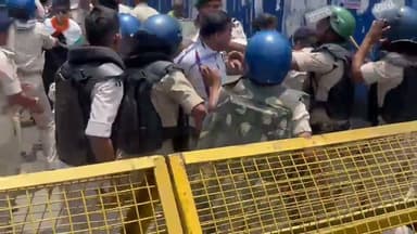बिहार में आज फिर एक बार बवाल ..!
बिहार बंद: पटना में प्रदर्शन के लिए सड़कों पर उतरे छात्रों पर डाकबंगला चौराहे के पास पुलिस ने लाठीचार्ज किया। प्रदर्शन के दौरान इलाके में भारी पुलिस बल तैनात ।
#BiharBandh #Patna #NEET #StudentProtest #DakBungalow #LathiCharge #BreakingNews #BiharNews
#Bihar #protesters