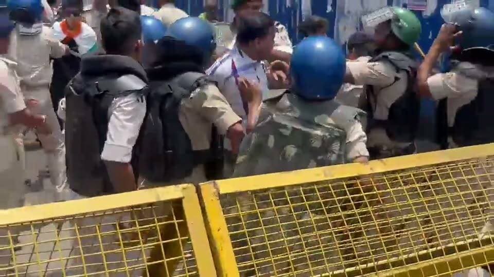 बिहार में आज फिर एक बार बवाल ..!
बिहार बंद: पटना में प्रदर्शन के लिए सड़कों पर उतरे छात्रों पर डाकबंगला चौराहे के पास पुलिस ने लाठीचार्ज किया। प्रदर्शन के दौरान इलाके में भारी पुलिस बल तैनात ।
#BiharBandh #Patna #NEET #StudentProtest #DakBungalow #LathiCharge #BreakingNews #BiharNews
#Bihar #protesters