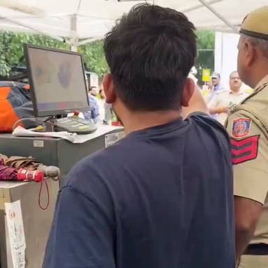 दिल्ली पुलिस ने जंतर मंतर पर बारिश के दौरान छात्रों को बरसाती लाने से लौटाया।
जंतर मंतर पर अभिजीत दीप के ने वीडियो जारी कर बताया की दिल्ली पुलिस कर्मी टेंट के अंदर इस बारिश में खड़े हुए हैं और उनकी वर्दी चमक रही है सुखी है
लेकिन प्रदर्शन में छात्रों के कपड़े गीले हैं उनसे बचने के लिए अंदर बरसाती नहीं लाने दी जा रही है #protestCJP #CJPprotest #jantarmantar #abhijeetdipke #delhipolice #viralchallenge #video #facebookvideo