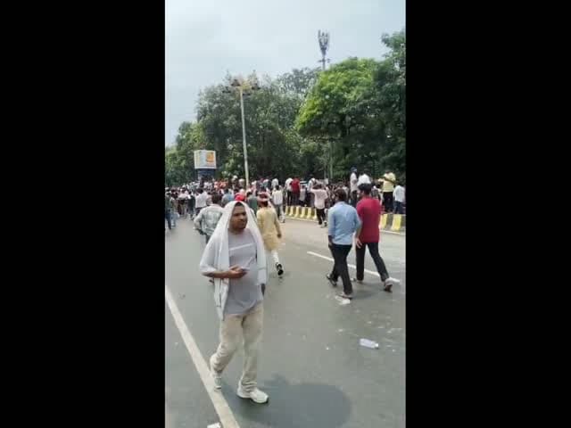 प्रयागराज में छात्रों का बड़ा प्रदर्शन | सिविल लाइंस के सुभाष चौराहे पर धरना, प्रशासन पर उठाए सवाल!#viralvideo #short #instgramreels #paryagraj❤️😍