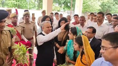 जिला न्यायालय परिसर में संरक्षक न्यायाधिपति फरजंद अली न्यायाधीश पहुंचे समारोह स्थल, जिला न्यायालय परिसर में समारोह का किया शुभारंभ, मुख्य अतिथि के रूप में संरक्षक न्यायाधिपति एडीजे क्रम 2 के भवन का किया उद्घाटन,,
समारोह में बारां के न्यायाधीश, अभिभाषक संघ से जुड़े लोग, कोर्ट कार्मिक, कर्मचारी, जिला कलेक्टर, जिला पुलिस अधीक्षक रहे समारोह में मौजूद।।
#rajasthahighcourt #BaranCourt #Baran #dcdmbaran #baransp #BreakingNews