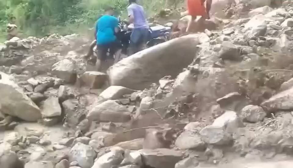 🛑 एक गलती, और सब कुछ खत्म! 🛑
पहाड़ी रास्तों पर बरसात के दौरान मलबे या उफनते नालों को पार करना बहादुरी नहीं, बेवकूफी है। वाहन से ज़्यादा कीमती आपकी जिंदगी है।
आपकी एक लापरवाही आपके परिवार को जिंदगी भर का दर्द दे सकती है। संयम रखें, सुरक्षित रहें।
vc- socail media
#UttarakhandPolice #ChamoliPoliceAlert #SafeTravels #UttarakhandRain