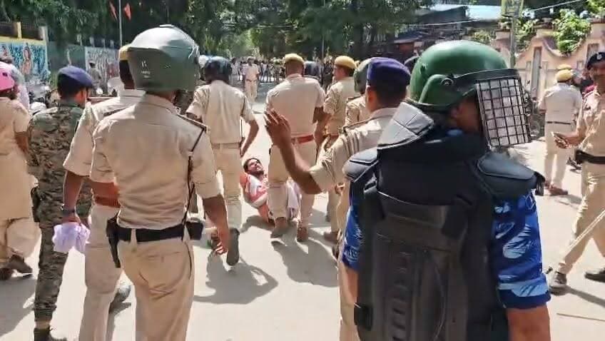 पूर्णिया में प्रोटेस्ट खत्म होने के बाद कुछ लोगो ने समाहरणालय की ओर बढ़ने की कोशिश की और पत्थरबाजी की। जिसके बाद पुलिस ने एक्शन लिया...
#Purnea #DharmendraPradhan #StudentProtest #NEET #BiharNews #BreakingNews #PurneaCentral #Education #ViralNews #BiharPolitics