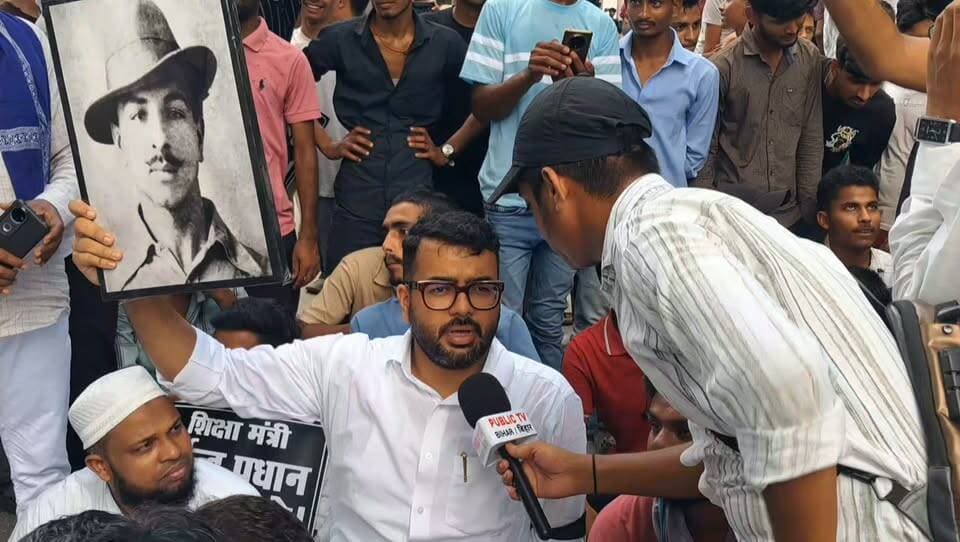NEET विवाद पर पूर्णिया में छात्राएं सड़क पर, धर्मेंद्र प्रधान के खिलाफ नारेबाजी...
#Purnea #DharmendraPradhan #StudentProtest #NEET #BiharNews #BreakingNews #PurneaCentral #Education #ViralNews #BiharPolitics