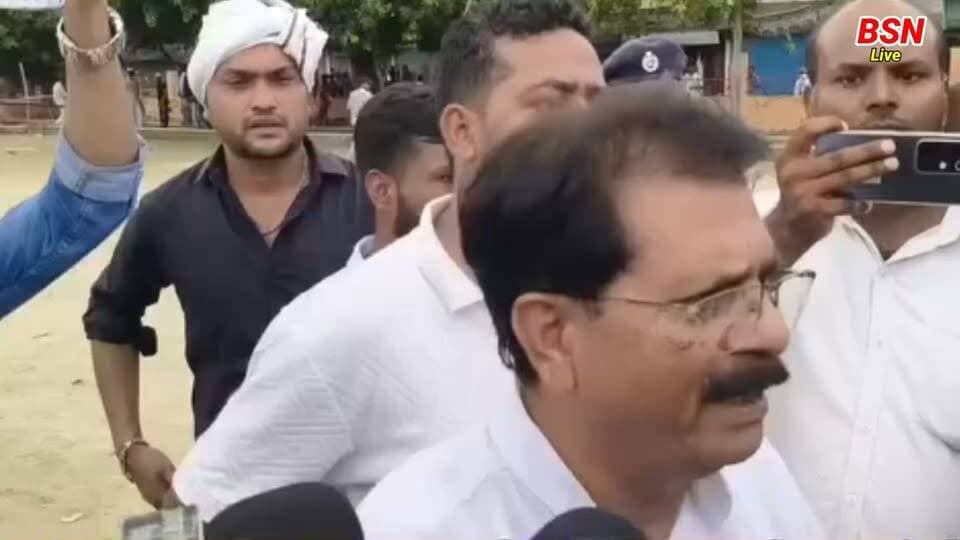 सिवान में प्रशासन और छात्रों के बीच हो गया बवाल चलने लगे पत्थर
@top fans Bolta Siwan News Tejashwi Yadav BJP INDIA Samrat Choudhary Bharatiya Janata Party (BJP) R.J.D - राष्ट्रीय जनता दल Nitish Kumar Iqbal Kayyum