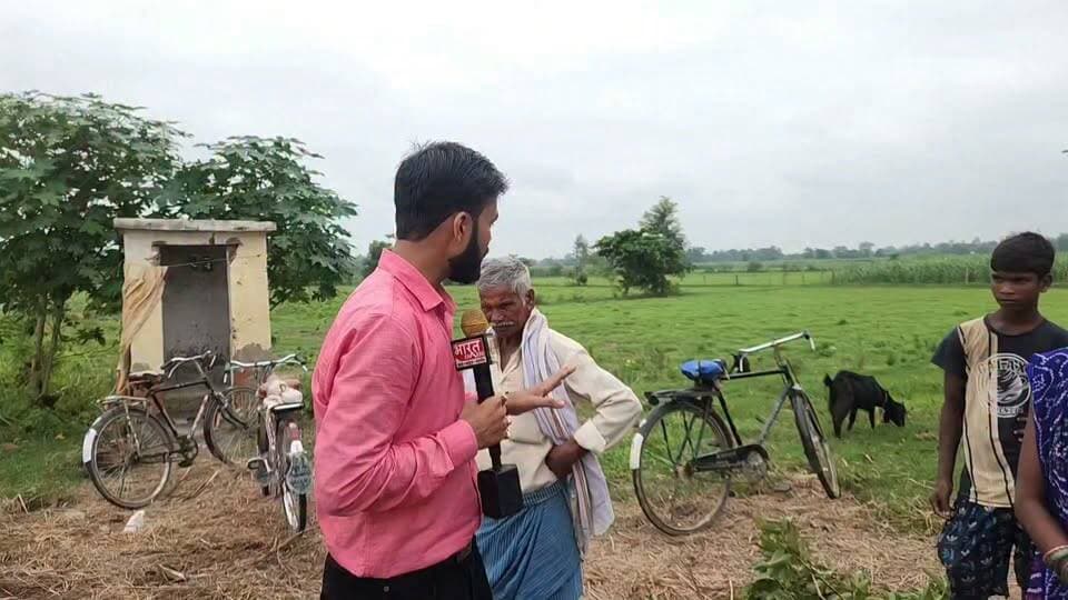"निघासन के ग्रांट नंबर 12 में बाढ़ से जनजीवन बेहाल। ग्रामीणों का सवाल—वोट मांगने वाले अब कहां हैं? कई लोगों को तो अपने विधायक का नाम तक नहीं पता।
#Nighasan #GrantNo12 #FloodCrisis #GroundReport #UPNews #LakhimpurKheri #Flood #जनता_की_आवाज #बाढ़ #निघासन #ग्राउंडरिपोर्ट #UPPolitics