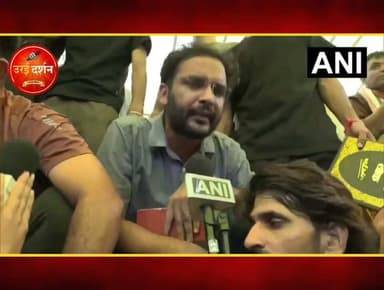 #WATCH दिल्ली: कॉकरोच जनता पार्टी के राष्ट्रीय प्रवक्ता आशुतोष रांका ने कहा, "अगर आप हमारी तीन मांगें लिखकर मान लें तो हम घर चले जाएंगे। हमने पूरे देश में शांति से कैंडल मार्च निकालने की परमिशन मांगी है। सभी को शाम 6:00 बजे पूरे देश में कैंडल मार्च निकालना चाहिए।"
कॉकरोच जनता पार्टी के संस्थापक अध्यक्ष अभिजीत दिपके ने कहा, "यह भारत के संविधान की जीत है। यह भारत के लोगों की जीत है..."
केंद्रीय शिक्षा मंत्री धर्मेंद्र प्रधान के इस्तीफे पर कॉकरोच जनता पार्टी के संस्थापक अध्यक्ष अभिजीत दिपके ने कहा, "मैं कुछ बहुत ज़रूरी बात कहना चाहता हूं। मुझे हीरो मत बनाओ क्योंकि धर्मेंद्र प्रधान ने आज इस्तीफा दे दिया। यह गलती मत करो। धर्मेंद्र प्रधान के इस्तीफे की वजह से मुझे हीरो मत बनाओ। एक आदमी को हीरो बनाने की वजह से देश बर्बाद हो गया है..."