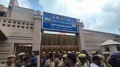 "बेरोजगारों का प्रदर्शन.. वो भी मायावती जी के आवास के बाहर!! आखिर इशारा क्या है??"
मायावती जी तो आखिरी बार 2007 में मुख्यमंत्री बनी थीं.. 2012 में उनकी सरकार गई तब से वो अच्छी तरह से विपक्ष में भी नहीं हैं.. वर्तमान विधानसभा में उनका सिर्फ एक विधायक है, वो भी अपने बदबूते पर..
बावजूद इसके 69,000 शिक्षक भर्ती के अभ्यर्थियों ने आज मायावती जी के आवास पर धरना-प्रदर्शन किया..
"मायावती बाहर आओ" के नारे लगाए..
ये बात अलग है कि प्रदर्शन मायावती जी के आवास के बाहर था लेकिन न्याय योगी जी से मांगा जा रहा था..
#BSP #Mayawati #protesters #Lucknow #Unemployment UnemployedYouth CMYogi
