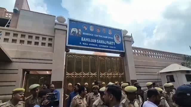 "बेरोजगारों का प्रदर्शन.. वो भी मायावती जी के आवास के बाहर!! आखिर इशारा क्या है??"
मायावती जी तो आखिरी बार 2007 में मुख्यमंत्री बनी थीं.. 2012 में उनकी सरकार गई तब से वो अच्छी तरह से विपक्ष में भी नहीं हैं.. वर्तमान विधानसभा में उनका सिर्फ एक विधायक है, वो भी अपने बदबूते पर..
बावजूद इसके 69,000 शिक्षक भर्ती के अभ्यर्थियों ने आज मायावती जी के आवास पर धरना-प्रदर्शन किया..
"मायावती बाहर आओ" के नारे लगाए..
ये बात अलग है कि प्रदर्शन मायावती जी के आवास के बाहर था लेकिन न्याय योगी जी से मांगा जा रहा था..
#BSP #Mayawati #protesters #Lucknow #Unemployment UnemployedYouth CMYogi