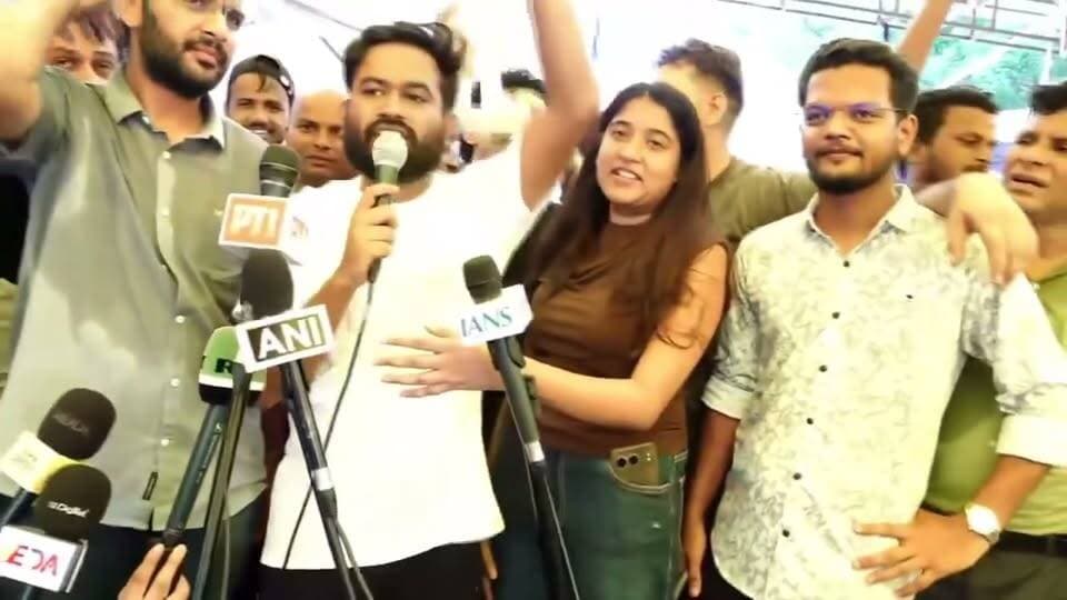 आत्महत्या कर चुके नीट छात्रों को याद करते हुए उनकी याद में मोमबत्ती मार्च आयोजित करने आह्वान किया अभिजीत दीपके ।
#viral #foryou #navvani #nonfollowersシ゚
