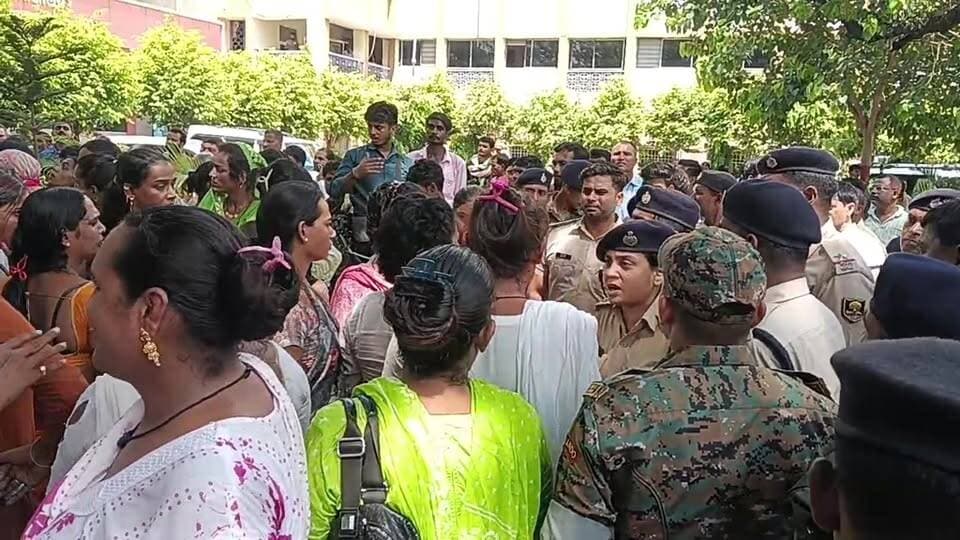 हाजीपुर समाहरणालय परिसर में किन्नरों का प्रदर्शन.....
#neerajsinhabharti #youngindianews #deveshkumar #Bankipur #BankipurByElection #AdityaKumar #awadheshsingh #NDA #BiharPolitics #vinaykumarchaudhary
