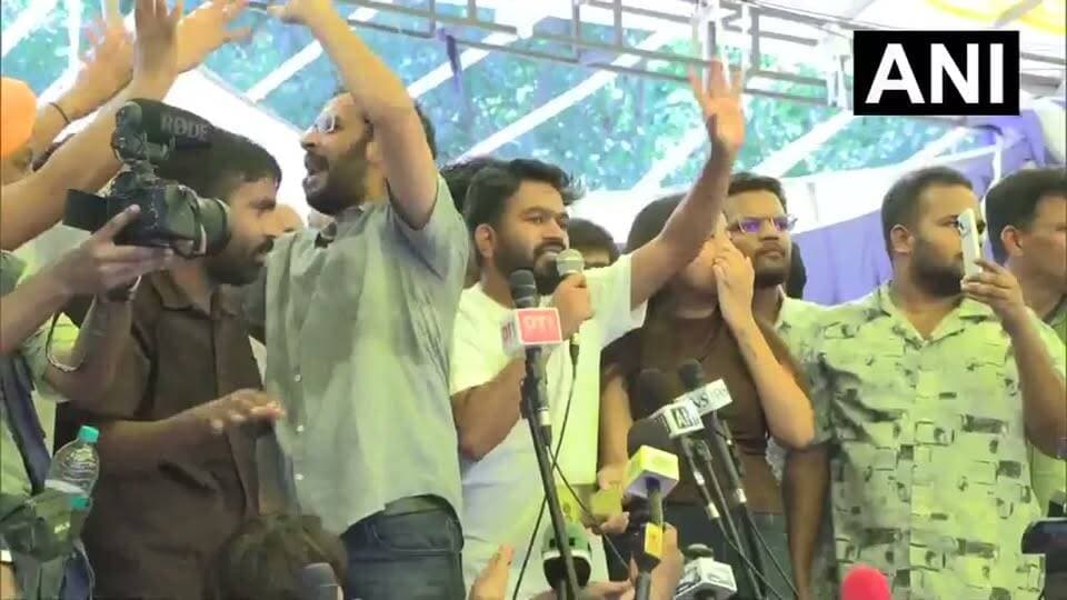 #WATCH दिल्ली: केंद्रीय शिक्षा मंत्री धर्मेंद्र प्रधान के इस्तीफे पर कॉकरोच जनता पार्टी के संस्थापक अध्यक्ष अभिजीत दिपके ने कहा, "धर्मेंद्र प्रधान ने इस्तीफा दे दिया है और यह इस्तीफा इस बात का गवाह है कि अगर आप लोग डरेंगे नहीं, अगर आप लोग इस सरकार के आगे नहीं झुकेंगे, तो हम किसी का भी इस्तीफा ले सकते हैं।"