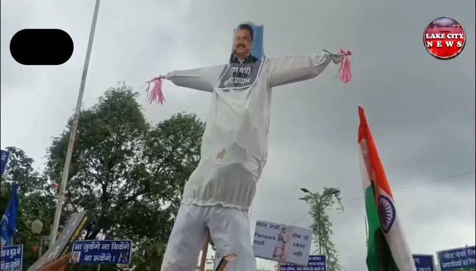जंतर-मंतर लाठीचार्ज के विरोध में उदयपुर में भीम आर्मी का प्रदर्शन, राष्ट्रपति के नाम सौंपा ज्ञापन
उदयपुर, 25 जुलाई। नई दिल्ली के जंतर-मंतर पर छात्रों पर हुए कथित लाठीचार्ज के विरोध में शनिवार को उदयपुर में भीम आर्मी भारत एकता मिशन, भारत की जनवादी नौजवान सभा एवं विभिन्न सामाजिक संगठनों ने प्रदर्शन किया। इस दौरान शिक्षामंत्री धर्मेंद्र प्रधान का पुतला दहन कर जिला कलक्टर के माध्यम से राष्ट्रपति के नाम ज्ञापन सौंपा गया।
जिला प्रवक्ता अनिल पणोंर ने बताया कि संगठन प्रमुख चंद्रशेखर आजाद के आह्वान पर देशभर में जिला मुख्यालयों पर विरोध प्रदर्शन किए जा रहे हैं। ज्ञापन में लाठीचार्ज की निष्पक्ष जांच, दोषी अधिकारियों पर कार्रवाई, घायल छात्रों को मुआवजा व उपचार तथा छात्रों की मांगों पर शीघ्र निर्णय लेने की मांग की गई। प्रदर्शन में भीम आर्मी और विभिन्न सामाजिक संगठनों के पदाधिकारी एवं कार्यकर्ता मौजूद रहे।
#Udaipur #BhimArmy #ChandrashekharAzad #JantarMantar #StudentsProtest #LathiCharge #Rajasthan #UdaipurNews #LakeCityNews #BreakingNews #DharmendraPradhan #President #Demonstration #HindiNews #RajasthanNews #IndiaNews #Protest #SocialJustice #NewsUpdate #LakeCityNewsRajasthan