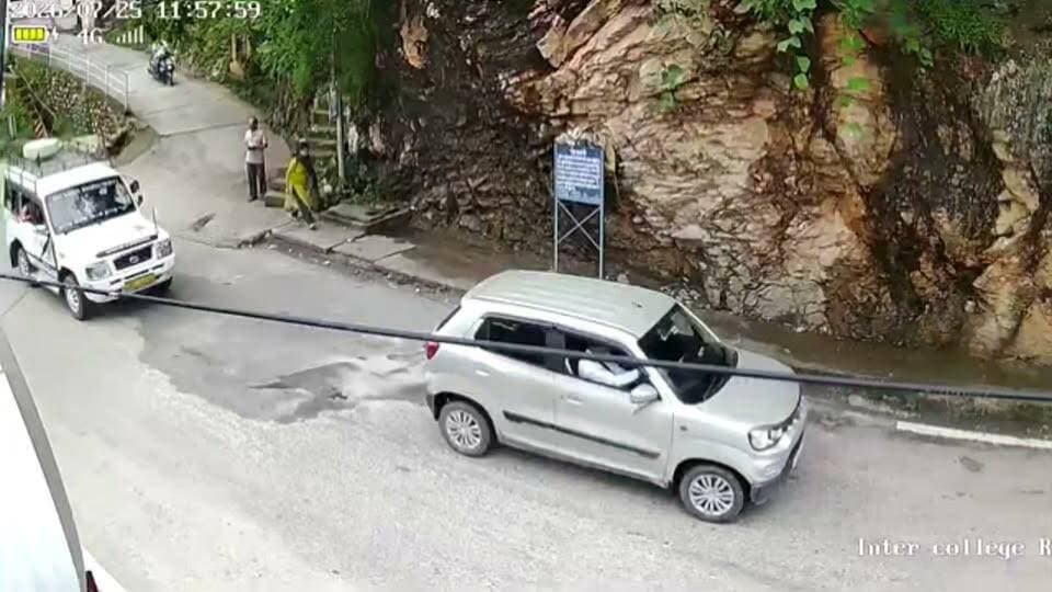 रूद्रप्रयाग नगर पालिका तीसरी आँख की नजर में,, इन महानुभाव को देखिए....
बहुत दूर से कूड़ा लेके आ रहे हैं और फिर सार्वजनिक स्थान पर रख के जा रहे हैं।
इन जैसे लोगों की ही मानसिकता के कारण शहरवासियों को परेशानी उठानी पड़ती है।
सभी सम्मानित नागरिकों से निवेदन है कि, अपने घरों का कूड़ा सार्वजनिक स्थानों पर बिल्कुल भी न फेंके।
नगर पालिका की मोहल्ला स्वच्छता समिति को ही अपने घरों का कूड़ा दें। यदि आपके घर से कूड़ा नही उठ रहा है, तो आप निम्न नंबरों पर अपनी शिकायत दर्ज करा सकते है।
शहर को स्वच्छ एवं सुन्दर बनाने में नगर पालिका का सहयोग करें।
व्हाट्सअप नंबर-8791041698
टोल फ्री नंबर-18001802930
#swachhsurvekshan2025npprudraprayag
#SwachhSurvekshan2025
#SafaiApnaoBimariBhagao
#urbandevelopmentdirectorateuttarakhand
#dmrudrapryag
#MinistryofHousingandUrbanAffairs
#chardhamyatra
#saynotosingleuseplastic
#saynotoplastic
#SABB
Sbm Uttarakhand Urban Uttarakhand
SBM-Urban, Uttarakhand
Swachh Bharat Mission - Urban
Urban Development Directorate