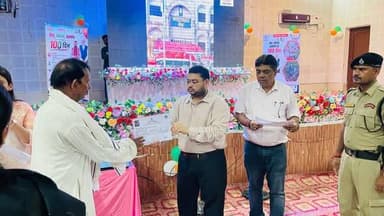 समाहरणालय, कैमूर*
=================
जिला जनसम्पर्क कार्यालय*
==================
प्रेस विज्ञप्ति*
दिनांक 25.07.2026*
==================
"सेवा संकल्प एवं समर्पण के 100 दिन" कार्यक्रम का हुआ लाइव प्रसारण, जिला पदाधिकारी ने लाभुकों को सौंपा बंदोबस्त पर्चा
राज्य सरकार के "सेवा संकल्प एवं समर्पण के 100 दिन" पूरे होने के ऐतिहासिक अवसर पर आज कैमूर जिले में जिला स्तरीय कार्यक्रम का भव्य आयोजन किया गया। इस महत्वपूर्ण अवसर पर राज्य स्तरीय मुख्य कार्यक्रम का लाईव प्रसारण जिले के लिच्छवि भवन, कैमूर(भभुआ) में किया गया ।
कार्यक्रम की अध्यक्षता जिला पदाधिकारी, कैमूर द्वारा की गई, जिसमें जिले के वरीय अधिकारी, जनप्रतिनिधि और बड़ी संख्या में लाभुक उपस्थित रहे।
उपस्थित अधिकारियों एवं लाभुकों ने राज्य स्तरीय कार्यक्रम का लाईव प्रसारण देखा और सरकार द्वारा पिछले 100 दिनों में जनहित में किए गए कार्यों, उपलब्धियों और भविष्य की योजनाओं के बारे में विस्तार से जानकारी प्राप्त की।
लाईव प्रसारण के उपरांत, जिला पदाधिकारी द्वारा जिले के चिन्हित भूमिहीन एवं पात्र लाभुकों को 'बंदोबस्त पर्चा' (भूमि अधिकार पत्र) का वितरण किया गया।
पर्चा वितरण के दौरान जिला पदाधिकारी ने लाभुकों को शुभकामनाएं देते हुए कहा कि "सेवा संकल्प एवं समर्पण" अभियान के तहत प्रशासन अंतिम पायदान पर खड़े व्यक्ति तक सरकारी योजनाओं का लाभ पहुँचाने के लिए प्रतिबद्ध है। भूमिहीनों को बंदोबस्त पर्चा उपलब्ध कराना इसी संकल्प का एक महत्वपूर्ण हिस्सा है, जिससे उन्हें समाज में एक सुरक्षित और सम्मानजनक जीवन जीने का अधिकार प्राप्त होगा।
इस अवसर पर पुलिस अधीक्षक, उप विकास आयुक्त, अपर समाहर्ता, अनुमंडल पदाधिकारी, जिला जनसंपर्क पदाधिकारी, राजस्व शाखा के सभी संबंधित अधिकारी/कर्मी और बंदोबस्त पर्चा प्राप्त करने वाले लाभुक मौजूद थे।
Information & Public Relations Department, Government of Bihar