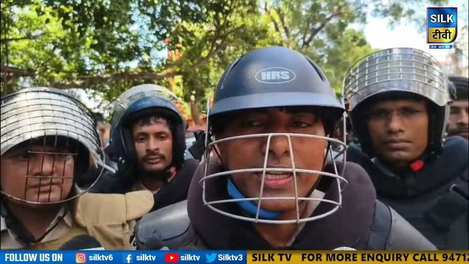 BREAKING: भागलपुर का तिलकामांझी चौक बना रणक्षेत्र! उग्र छात्रों का पथराव, पुलिस की गाड़ियां क्षतिग्रस्त।
#BhagalpurNews #BiharBandh #TilkamanjhiChowk #BiharNews #BreakingNews #PoliceLathicharge