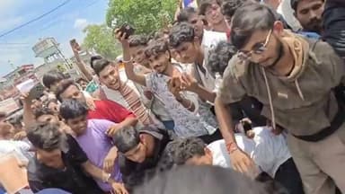 मधेपुरा में आजाद समाज पार्टी (कांशीराम) एवं भीम आर्मी के कार्यकर्ताओं को कॉलेज चौक पर पुलिस ने हिरासत में ले लिया। पुलिस के सामने छात्र सड़क पर लेट गए।
#Newskosisanchar11 #deshhitsamachar11 #arjuansaripress #lakhisarainow #reelsviralシ #districtadministrationlakhisarai
@highlight
