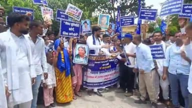 हमीरपुर में भीम आर्मी का जोरदार प्रदर्शन
⏩️ जंतर-मंतर की घटना के विरोध में भीम आर्मी सड़कों पर उतरी।
⏩️ सैकड़ों कार्यकर्ताओं ने अंबेडकर पार्क से जुलूस निकाला।
⏩️ कलेक्ट्रेट पहुंचकर राष्ट्रपति के नाम ज्ञापन सौंपा गया।
⏩️ शिक्षा मंत्री धर्मेंद्र प्रधान के इस्तीफे की मांग उठाई गई।
⏩️ प्रदर्शन में छात्र और भीम आर्मी पदाधिकारी भी शामिल रहे।
⏩️ पूरे प्रदर्शन के दौरान नारेबाजी और विरोध जारी रहा।
@hamirpurpolice @Uppolice @BhimArmyChief @AzadSamajParty
#hamirpur #uttarpradesh #bhimarmy #azadsamajparty #neetug #neetpaperleak #studentprotest #educationsystem #upnews #breakingnews #latestnews #mahuakhabar