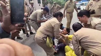 "बेरोजगारों का प्रदर्शन.. वो भी मायावती जी के आवास के बाहर!! आखिर इशारा क्या है??"
मायावती जी तो आखिरी बार 2007 में मुख्यमंत्री बनी थीं.. 2012 में उनकी सरकार गई तब से वो अच्छी तरह से विपक्ष में भी नहीं हैं.. वर्तमान विधानसभा में उनका सिर्फ एक विधायक है, वो भी अपने बदबूते पर..
बावजूद इसके 69,000 शिक्षक भर्ती के अभ्यर्थियों ने आज मायावती जी के आवास पर धरना-प्रदर्शन किया..
"मायावती बाहर आओ" के नारे लगाए..
ये बात अलग है कि प्रदर्शन मायावती जी के आवास के बाहर था लेकिन न्याय योगी जी से मांगा जा रहा था..
#BSP #Mayawati #protesters #Lucknow #Unemployment #UnemployedYouth #CMYogi