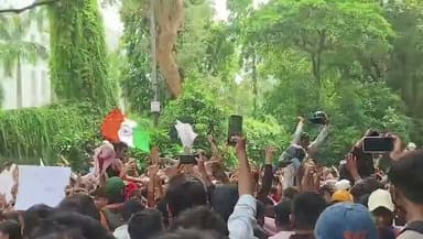 "जन्तर-मन्तर पर जश्न का माहौल, केंद्रीय शिक्षा मंत्री धर्मेंद्र प्रधान के इस्तीफे के बाद लोगों ने खुशी जताई। शिक्षा और छात्रों से जुड़े मुद्दों को लेकर उठी आवाज़ें अब देशभर में चर्चा का विषय बनी हुई हैं।"
#JantarMantar #DharmendraPradhan #EducationNews #StudentsVoice #IndiaNews #NEET #BreakingNews #TrendingNow #HamirpurTimes