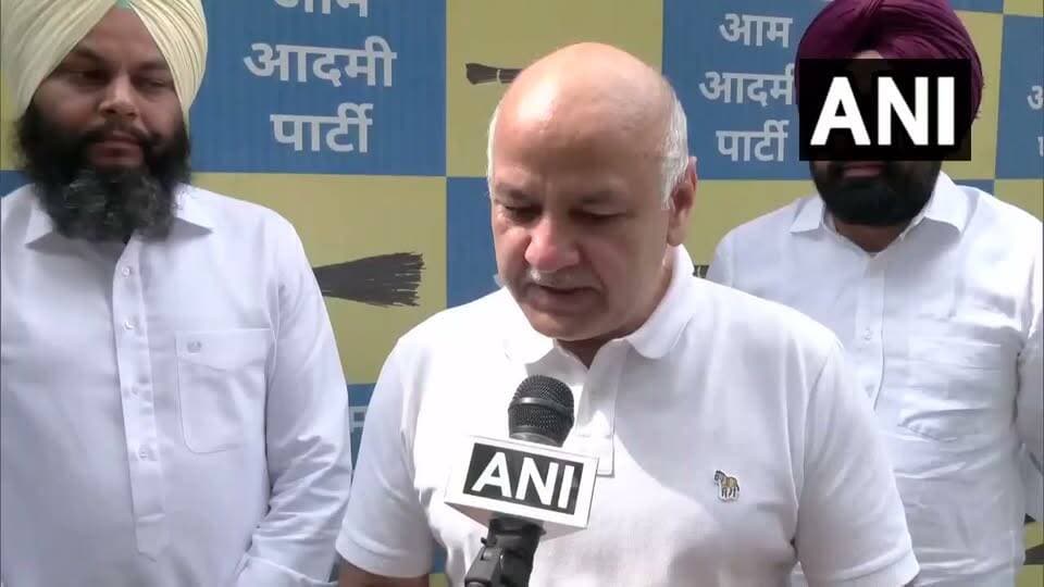 "देश के बच्चों ने लिया धर्मेंद्र प्रधान का इस्तीफा, शिक्षा क्रांति की शुरुआत: मनीष सिसोदिया"
दिल्ली: केंद्रीय शिक्षा मंत्री धर्मेंद्र प्रधान के इस्तीफे पर AAP नेता मनीष सिसोदिया ने कहा, "धर्मेंद्र प्रधान ने अपना इस्तीफा दिया नहीं है बल्कि देश के बच्चों और छात्रों ने उनसे उनका इस्तीफा ले लिया है। भेजना या स्वयं इस्तीफा देना तो तब कहा जाता जब NEET पेपर लीक हुआ, 22 बच्चों ने आत्महत्या की, उसी समय इस्तीफा लिया जाता या धर्मेंद्र प्रधान द्वारा भेजा जाता... देश में बहुत बड़े पैमाने पर शिक्षा क्रांति की आवश्यकता है। पेपर लीक घोटाले से मुक्ति इसका पहला कदम था जिसे देश की ज़ेन-जी पीढ़ी ने लाठी खाकर जीता है..."
#ManishSisodia #DharmendraPradhan #NEET #NEETPaperLeak #EducationNews #DelhiNews #AAP #EducationReform #StudentsVoice #GenZ #BreakingNews #IndianPolitics #NationalNews #HindiNews #HamirpurTimes