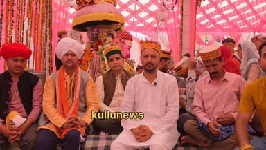 🚩 ऐतिहासिक हामटा दौरा | 42 साल बाद देवता श्रृंगा ऋषि जी महाराज एवं देवता ध्रुव ऋषि जी का ऐतिहासिक मिलन 🙏
कुल्लू घाटी की समृद्ध देव परंपरा के अंतर्गत आयोजित देवता श्रृंगा ऋषि जी महाराज के ऐतिहासिक हामटा दौरे के दौरान 42 साल बाद देवता श्रृंगा ऋषि जी महाराज और देवता ध्रुव ऋषि जी का दुर्लभ एवं ऐतिहासिक मिलन संपन्न हुआ। यह दिव्य क्षण श्रद्धालुओं के लिए आस्था, श्रद्धा और सदियों पुरानी देव संस्कृति का अद्भुत संगम बना।
इस पावन अवसर पर हमने देवता ध्रुव ऋषि जी के कारदार : कार्तिक चौधरी से विशेष बातचीत की। इस वार्तालाप में उन्होंने 42 साल बाद हुए इस ऐतिहासिक मिलन के धार्मिक, सांस्कृतिक और आध्यात्मिक महत्व पर विस्तार से प्रकाश डाला। साथ ही उन्होंने बताया कि देव परंपरा में इस मिलन का क्या स्थान है और यह अवसर श्रद्धालुओं के लिए इतना विशेष क्यों माना जाता है।
यदि आप कुल्लू की प्राचीन देव संस्कृति, हामटा दौरे की परंपरा और 42 साल बाद हुए इस ऐतिहासिक देव मिलन के बारे में विस्तार से जानना चाहते हैं, तो यह विशेष वार्तालाप अवश्य देखें।
🙏 जय देवता श्रृंगा ऋषि जी महाराज।
🙏 जय देवता ध्रुव ऋषि जी।
🚩 जय देवभूमि। जय देव संस्कृति।
#HamtaDaura #42SaalBaad #DevtaShringaRishiJi #DhruvRishi #Kullu #DevSanskriti #DevBhoomi #HimachalPradesh #KulluCulture #KulluNews #ManaliNews