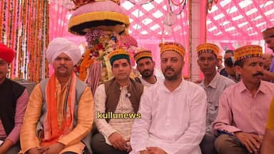 🚩 ऐतिहासिक हामटा दौरा | 42 साल बाद देवता श्रृंगा ऋषि जी महाराज एवं देवता ध्रुव ऋषि जी का दिव्य मिलन 🙏
कुल्लू घाटी की समृद्ध देव परंपरा के अंतर्गत आयोजित देवता श्रृंगा ऋषि जी महाराज का ऐतिहासिक हामटा दौरा विशेष धार्मिक और सांस्कृतिक महत्व रखता है। यह पावन यात्रा देवता जमलू ऋषि जी महाराज के साथ होने वाले 24 वर्षों बाद के दुर्लभ एवं ऐतिहासिक महामिलन के लिए निकाली जाती है, जिसका श्रद्धालु वर्षों तक इंतजार करते हैं।
इसी पावन यात्रा के दौरान 42 साल बाद देवता श्रृंगा ऋषि जी महाराज और देवता ध्रुव ऋषि जी का भी दुर्लभ एवं ऐतिहासिक मिलन संपन्न हुआ, जिसने इस हामटा दौरे को और भी विशेष एवं अविस्मरणीय बना दिया।
इस पावन अवसर पर हमने देवता श्रृंगा ऋषि जी महाराज के पुजारी जी से विशेष वार्तालाप की। इस बातचीत में उन्होंने हामटा दौरे के इतिहास, देवता जमलू ऋषि जी महाराज के साथ 24 साल बाद होने वाले महामिलन तथा देवता ध्रुव ऋषि जी के साथ 42 साल बाद हुए ऐतिहासिक मिलन के धार्मिक, सांस्कृतिक और आध्यात्मिक महत्व पर विस्तार से प्रकाश डाला।
साथ ही, उन्होंने देवता जी की पावन वाणी के माध्यम से यह भी बताया कि इस वर्ष के हामटा दौरे के दौरान आगे कौन-कौन से प्रमुख धार्मिक आयोजन, देव मिलन और परंपराएँ संपन्न होने वाली हैं तथा इस संपूर्ण यात्रा का आध्यात्मिक संदेश क्या है।
यदि आप कुल्लू की प्राचीन देव संस्कृति, हामटा दौरे की परंपरा और इस ऐतिहासिक यात्रा से जुड़े अनसुने पहलुओं को जानना चाहते हैं, तो यह विशेष साक्षात्कार अवश्य देखें।
🙏 जय देवता श्रृंगा ऋषि जी महाराज।
🙏 जय देवता ध्रुव ऋषि जी।
🙏 जय देवता जमलू ऋषि जी महाराज।
🚩 जय देवभूमि। जय देव संस्कृति।
#HamtaDaura #42SaalBaad #DevtaShringaRishiJi #JamluRishi #DhruvRishi #Kullu #DevSanskriti #DevBhoomi #HimachalPradesh #KulluCulture #KulluNews #ManaliNews