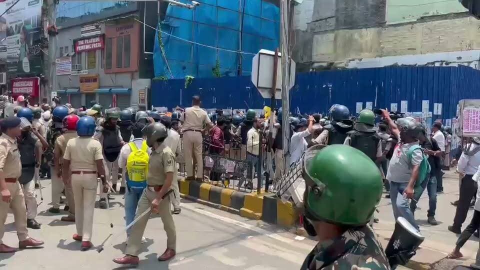 बिहार में आज फिर बवाल..! पटना में प्रदर्शनकारियों और पुलिस के बीच तनातनी.
#Bihar #protesters #BiharPolice